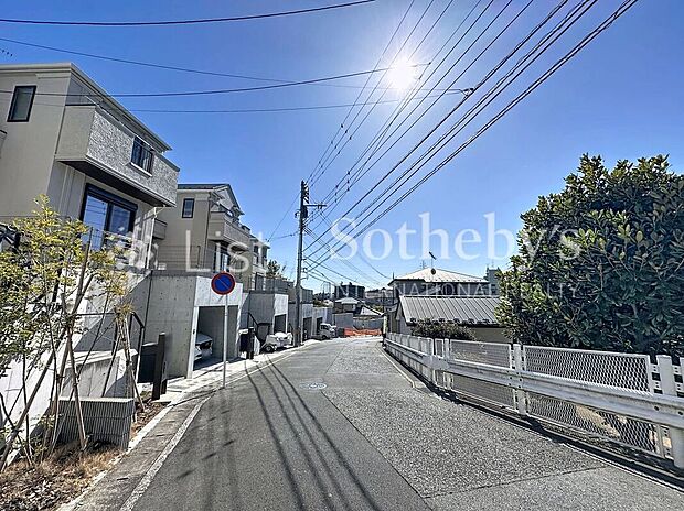 【前面道路含む外観】■前面道路■ゆとりある前面道路は開放感を演出!陽ざしがたっぷり差し込み明るいお住まいが実現します。