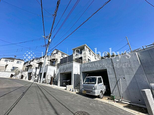 【外観】■現地写真■豊かな緑と爽快な空を感じる、自然が身近な心地よさを存分に堪能いただける邸宅です。使いやすい設備を標準装備し、便利で快適な新生活をおくることができます。