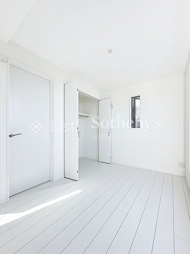 【室内】◆居室◆白を基調とした室内で飽きのこないデザイン！お部屋がシンプルなのでお好きなインテリアを飾れます！収納スペースもありますのでお部屋が片付き綺麗に使えます！