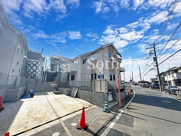【前面道路含む外観】■前面道路■ゆとりある前面道路は開放感を演出！陽ざしがたっぷり差し込み明るいお住まいが実現します。※画像は一部イメージ加工を行っており、実際とは異なる場合があります。
