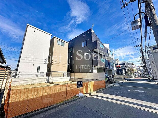 【前面道路含む外観】■前面道路■前面道路が5.2ｍで駐車もラクラク！運転が苦手な方でもゆっくりと駐車することができます♪