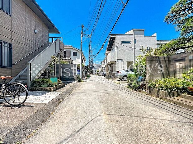 【前面道路含む外観】■前面道路■角地ならではの風通しと開放感。窓から爽やかな風が抜け、快適な暮らしを叶えます。※掲載画像はAI加工を施しております。実際の形状・色味・空模様・陽当たり等と異なる場合があります。