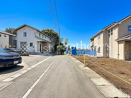 前面道路含む外観