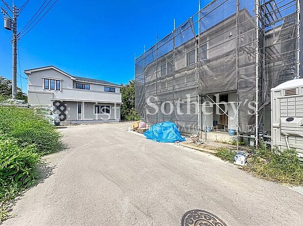 【外観】■現地写真■未来の暮らしが少しずつ形に。完成までのプロセスも見守れる安心感があります!※掲載画像はAI加工を施しております。実際の形状・色味・空模様・陽当たり等と異なる場合があります。