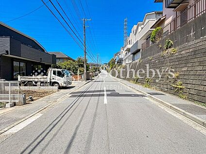 前面道路含む外観