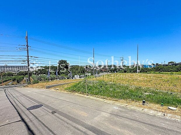【前面道路含む外観】■前面道路■始発のバス停があり、バス便豊富です♪条件なしですのでお好きなメーカーで建築可能です！※掲載画像はAI加工を施しております。実際の形状・色味・空模様・陽当たり等と異なる場合があります。
