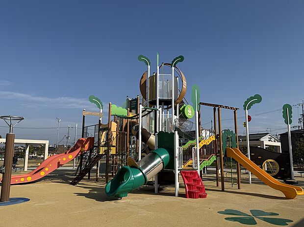 よつば未来公園まで徒歩1分~2分(約30m~約110m)(2025/11撮影)