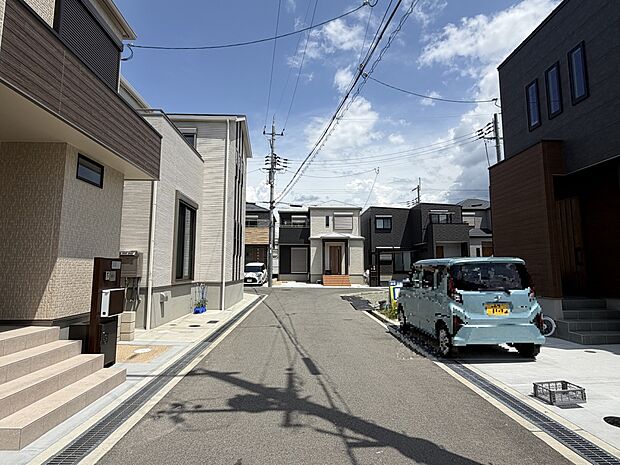 【通行のしやすい安全性にも配慮した分譲地です】街区内にある開発道路は4.7m。広さを確保しつつ、街区分岐点は隅切りされているので、視界の開けた安全性の高い街並みとなっています。（2026年6月撮影）