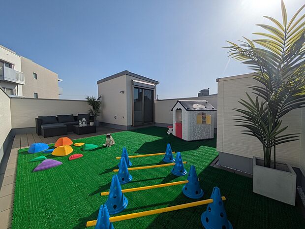 【空を愉しむ屋上庭園付きモデルハウス】青空を家族だけで楽しめるプライベートスペースは楽しみ方がいろいろ!お子様やペットのプレイスペース、ホームパーティー、陽光を浴びながらヨガ等、お家時間を満喫。現地モデルハウス(2025年3月撮影)