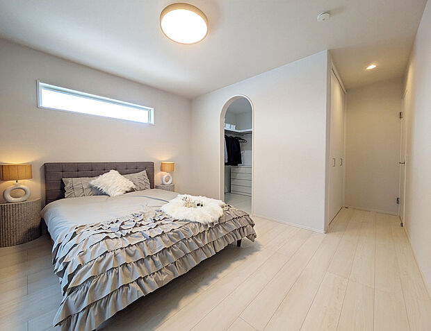 【1日の疲れを癒す2面採光の広々主寝室】2面開口で採光に恵まれた心地よい主寝室、8帖と広いのでベッドの他に、ドレッサーやテレワークスペースを設けることも可能です。現地モデルハウス(2025年3月撮影)