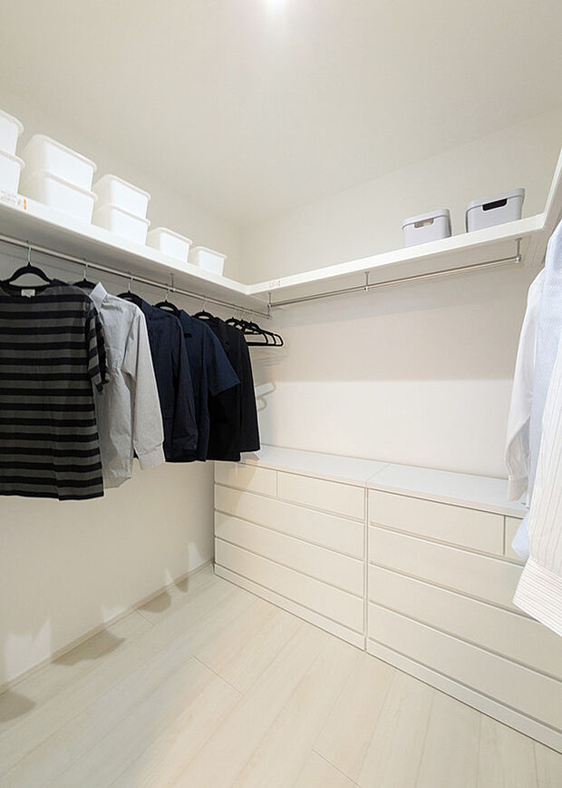 【全居室クローゼット付き&ウォークインクローゼット】主寝室は2.5帖のウォークインクローゼットとクローゼットをダブルで設け、収納スペースがたっぷり。各居室に備え付けの収納スペースがあり、お部屋がすっきり片付きます。現地モデルハウス(2025年3月撮影)