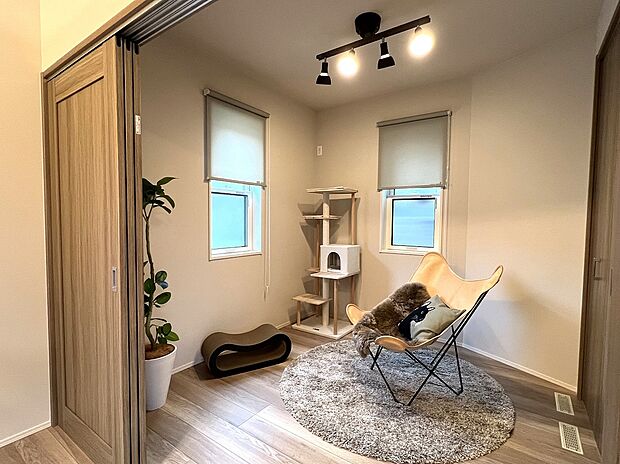【モデルハウス　洋室】LDKとつながる洋室は、LDKとつなげて大空間を感じたり、リラックススペースやペットスペースなど自由自在に活用できる空間です。（2024年10月撮影）
