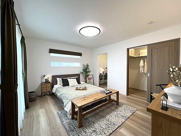 【モデルハウス　主寝室】2面採光で明るく、ゆとりのある9帖の主寝室では、日々の疲れを癒す、リラックス時間を過ごすことができます。（2024年10月撮影）