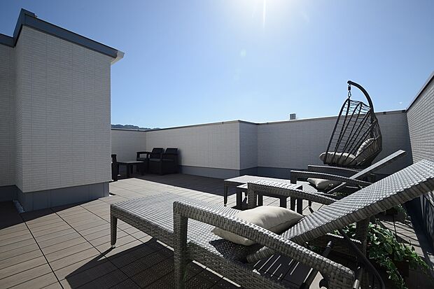 【陽だまりの屋上庭園】暖かな日差しを浴びながら優雅なひと時。家族や友人とBBQ、お子様と水遊び、一人で静かに読書など好みに合わせてお使いいただくことができます。現地モデルハウス(2025年10月)撮影