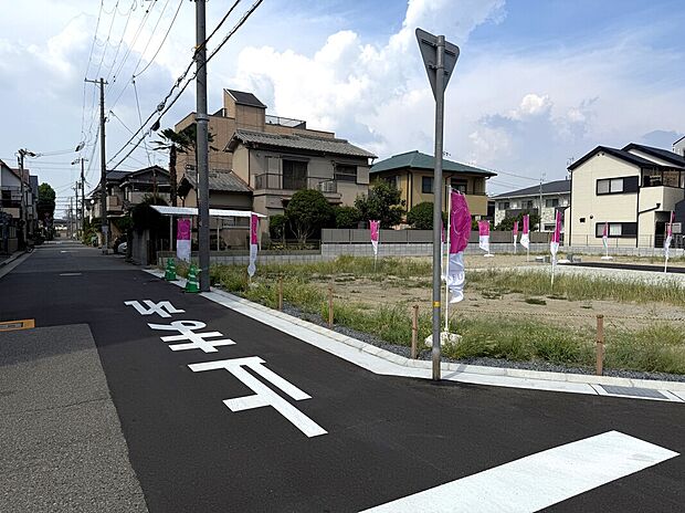 【前面道路含む現地写真】前面道路は西側：5.9～6.00ｍ（市道）、南側：6.00ｍ（市道）とゆとりある道路幅となっております。※2025年8月撮影