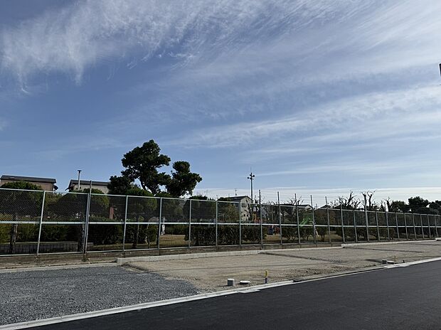 【現地土地写真】子どもたちの遊び場、愛犬とのお散歩にぴったりの金田第2公園隣接の分譲地です。（2025/11撮影）
