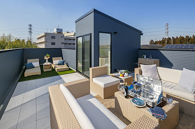 【【屋上リビングを満喫できる専用家具を標準装備！】】おしゃれで実用的な家具が揃い、屋上でのひとときをより快適に演出します。
家族や大切な人と過ごす時間が、特別で心に残る思い出になることでしょう。