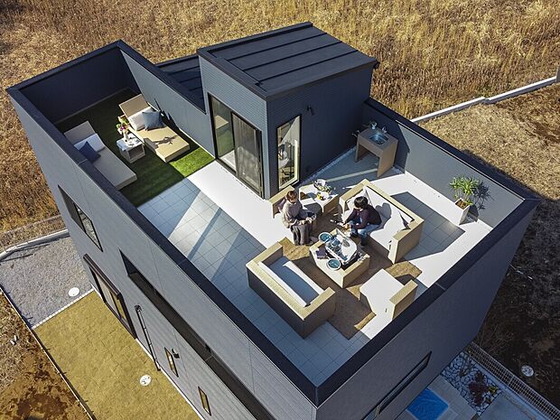 【【大人気の屋上リビングプラン】】空と風を独り占め！極上のプライベート空間で、家族の時間がもっと特別に！
日常がワンランクアップする、贅沢な暮らしを体感しませんか？