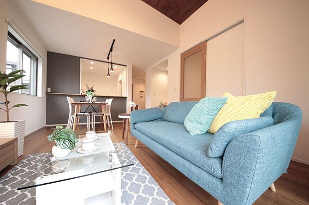 【【開放感とプライバシーを両立】】陽当たりの良いリビングは、計画された街並み設計で外からの視線が気にならず、窓を開けて過ごせる心地よさが魅力。