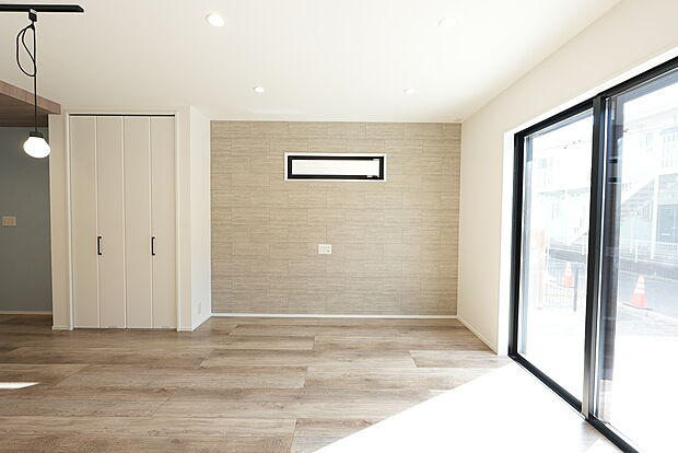 【【壁掛けTV対応でリビングすっきり】】標準仕様でTV設置壁を採用。配線が隠せるため、見た目もスマート！家具配置も自由度が高く、リビングが洗練された印象に。