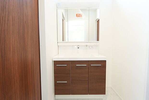 【【洗面化粧台】】上部排水の洗面化粧台は、日々のお掃除もラクラク♪日々の家事もスムーズになり、毎日の暮らしにゆとりが生まれます。
