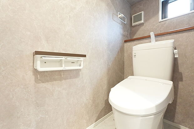 【【お掃除ラクラクトイレ】】フチレス形状のパワーストリーム洗浄を採用した、高性能トイレを採用。
３日間でお風呂一杯分以上の節水効果があるので、水道代金の節約にもつながります！