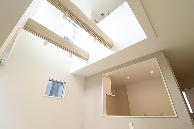 【【開放的な吹き抜けリビング】】光と開放感を楽しむ吹き抜けリビング。家族の気配を感じながらも、のびやかに過ごせる設計が魅力。ワンランク上の暮らしを叶える、特別な空間です。