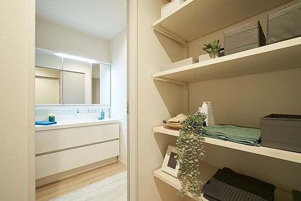 【【セパレート洗面】】プライベート空間である脱衣室を独立させました。入浴中でも気兼ねなく洗面台を使える利便性と、見られたくない空間を隠せる安心感。快適な毎日をデザインします。