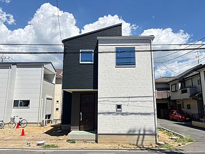 スタイリッシュな外観が目を引く、洗練された都市型モダン邸宅