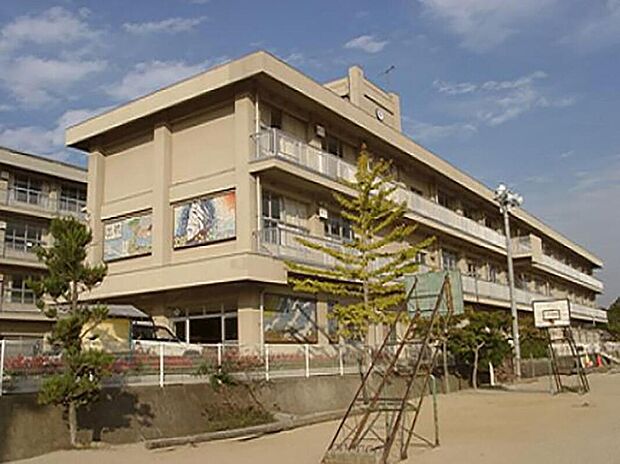 福山市立大津野小学校まで650m 徒歩9分
毎日の登下校に便利な距離で、お子さまの通学負担にも配慮された環境です。子育て世帯にとって暮らしやすいロケーションが魅力です。
