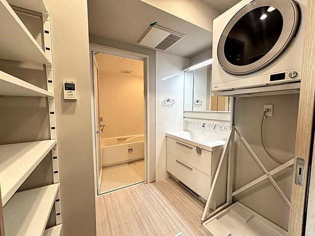 【家事ラク洗面室】洗面脱衣室には、ガス衣類乾燥機「乾太くん」が設置されています。可動式の収納棚もあり、乾太くんでフワフワになったタオルをそのまま収納できる家事ラクな設計です。