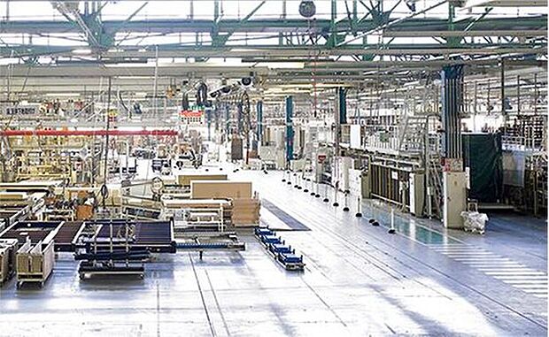 【【トヨタ生産方式 高品質】】住まい全体の約85%を工場で生産しています。システム化された生産工程、充実した人材育成プログラム、500項目におよぶ検査体制。一つひとつのプロセスの積み重ねによって、バラツキのない安定した家づくりをしています。(イメージ画像)
