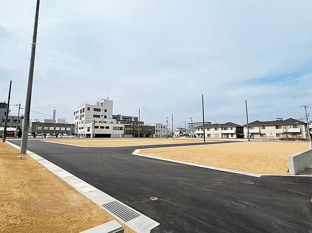 【前面道路含む現地写真】倉敷市笹沖に誕生した全24区画の大規模分譲地。ゆめタウン倉敷が徒歩7分と利便性に優れ、新しい家々が並ぶ美しい街並みが、ご家族の理想の暮らしを包み込みます。明るく開放的なこの場所で、新生活を始めませんか