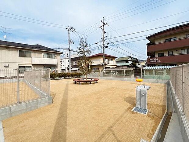 【 その他現地】分譲地内に公園を備えた街づくり。
お子さまが気軽に遊べる、身近な遊び場です。
