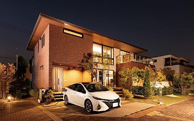 【非常時給電システム「クルマde給電」】停電時などにクルマから住まいへ電力給電できる「クルマde給電」。突然の停電時にもクルマを電源として一部のお部屋に給電することができるシステムです。料理に欠かせないキッチンや家族が過ごすリビングなどに電気を供給することができ、在宅避難が可能になります。