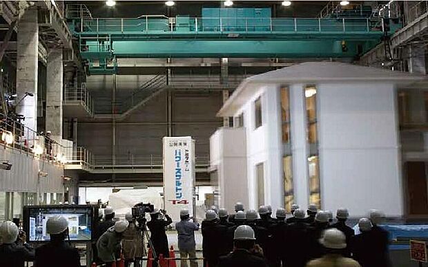 【耐震性能】日本は地震大国。いつどこで大地震が起こってもおかしくありません。だからこそ、トヨタホームは家族をしっかり守れる家づくりをお約束します。実際の建物を使った実験では、震度7クラスの大地震でも倒壊しない強さを実証。大地震の後に繰り返し起こる余震にも耐え、長く住み続けられる耐震性能を実現しています。