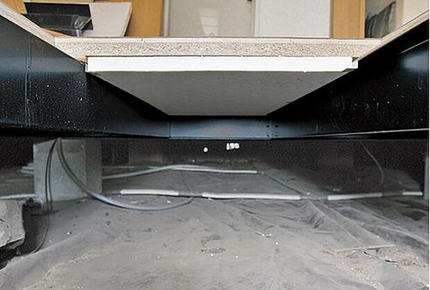 【防錆品質は、築20年以上の建物で実証されています。】築20年以上のトヨタホームの家の床下を確認したところ、構造体の耐久性に影響を及ぼすようなサビは発生せず、塗装表面は建築当時の美しさのままでした。