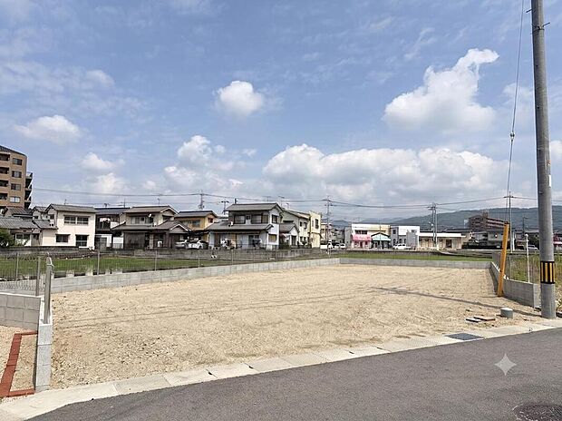 【現地土地写真】3号地の南側道路から撮影。59坪とゆったりとした広さの土地です。