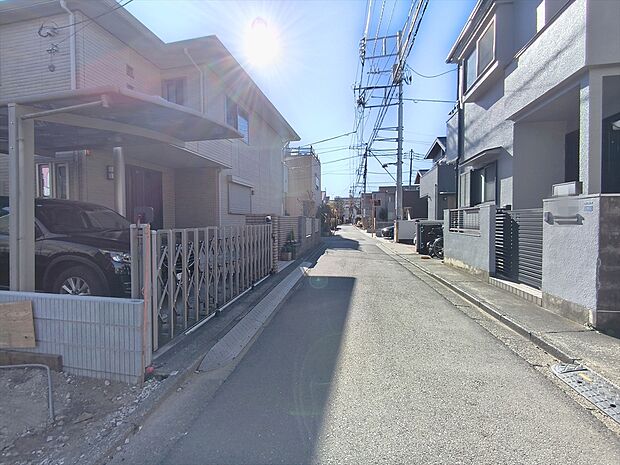 前面道路含む外観