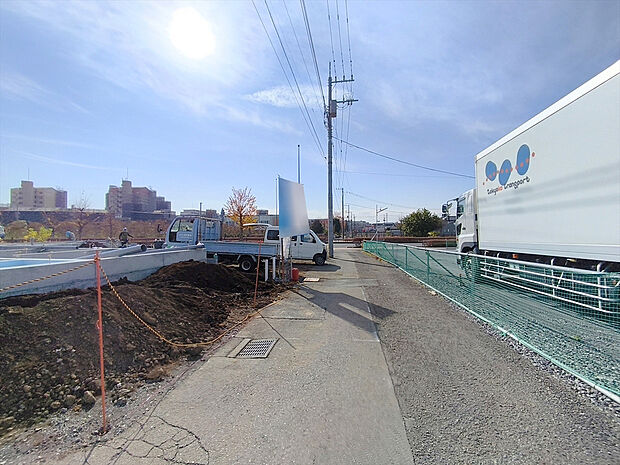 前面道路含む外観