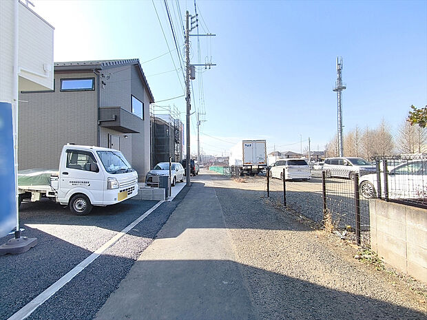 前面道路含む現地外観写真