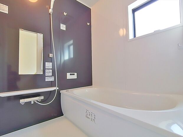 【浴室】浴室暖房換気乾燥機付き、1坪タイプのユニットバス。スタイリッシュなデザインにお手入れのしやすさも兼ね備えました。
