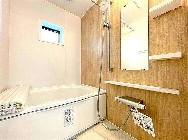 【浴室】一日の疲れを癒すための心地よいバスタイムを演出する浴室はゆとりあるサイズを採用。浴室乾燥機付き！
