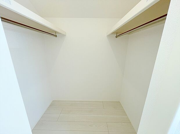 【ウォークインクローゼット(1号棟)】嬉しい大型収納は衣替え不要ですぐに使え、片付け上手に！