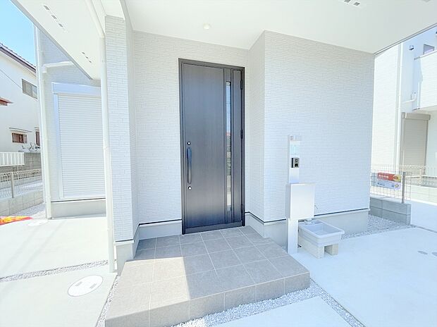 【玄関】玄関はおうちの顔です。いつも明るくキレイな状態でご家族の帰りをお待ちします。お子様のお留守番にも安心なTVモニター付インターホン完備です。
