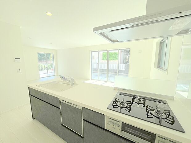 【カウンターキッチン】人気のカウンターキッチンなのでリビングの様子も見守れます！