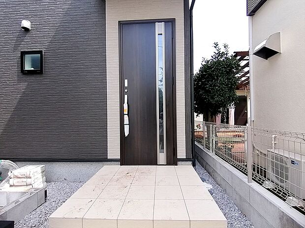 【玄関】お家に出会う人々を出迎える玄関先だからこそ、広々清潔感あふれる空間にしたいもの。毎日明るい空間をキープします。
