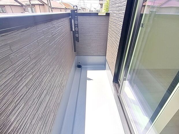 【バルコニー】お洗濯ものや布団を干したりするのに十分なスペースを取ったバルコニーは大変便利です。
