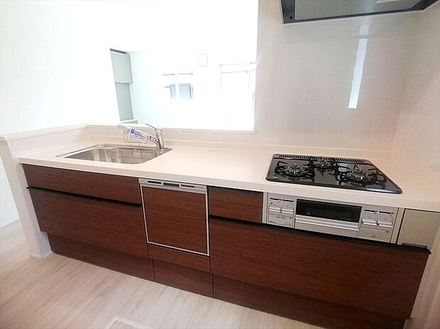 【キッチン】清潔感のある人造大理石トップ、フラットトップコンロ、食器洗浄乾燥機、ビルトイン浄水器などが標準装備。