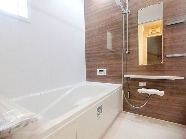 【浴室】浴室乾燥機、ランドリーパイプも設置されており、雨の日や花粉の時期のお洗濯物の乾燥にご利用頂けます。